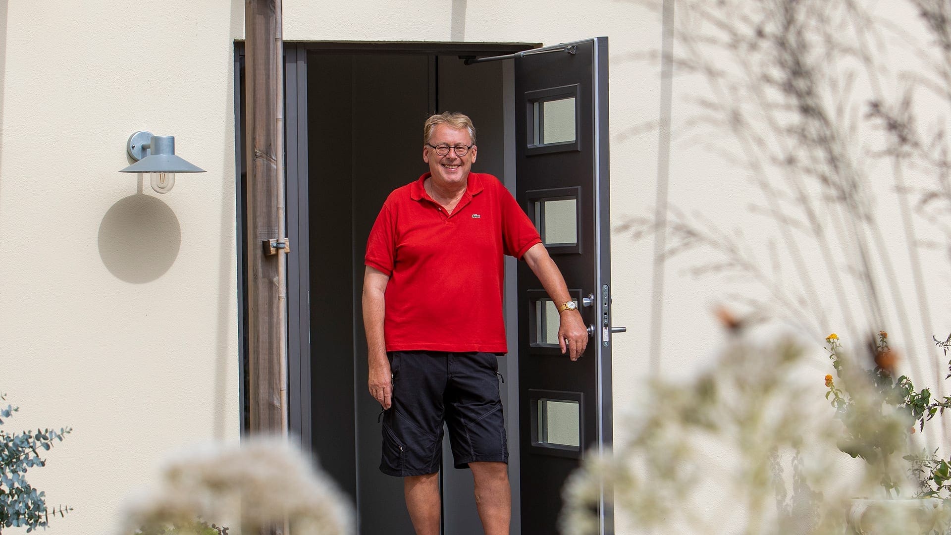 Nöjd kund Nöjd kund som står i dörröppning