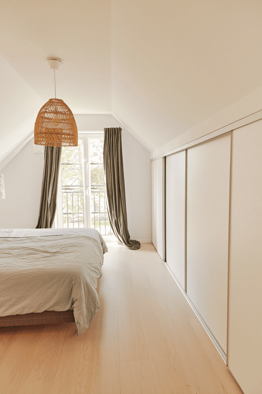 sovrum med skjutdörrsgarderob